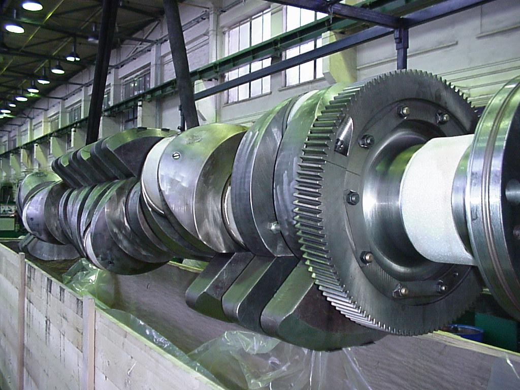 Wał korbowy w warsztacie mechanicznym